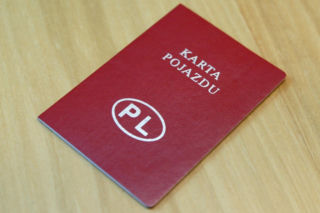 Możesz uzyskać 425 zł zwrotu za kartę pojazdu sprzed 10 lat!