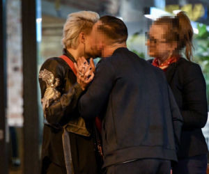 Magdalena Narożna łapie koleżankę za piersi