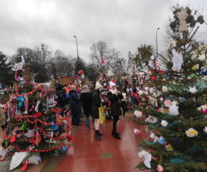 Konkurs na najładniej ubraną choinkę podczas jarmarku świątecznego w Radomiu