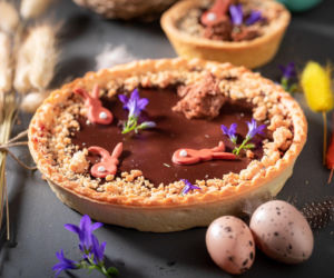 Mazurek czekoladowy z owocowym akcentem – kremowy, głęboki i przełamany świeżością