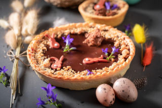 Mazurek czekoladowy z owocowym akcentem – kremowy, głęboki i przełamany świeżością