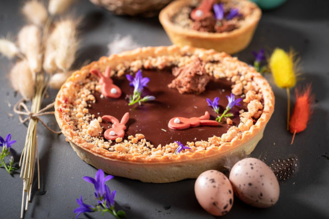 Mazurek czekoladowy z owocowym akcentem – kremowy, głęboki i przełamany świeżością