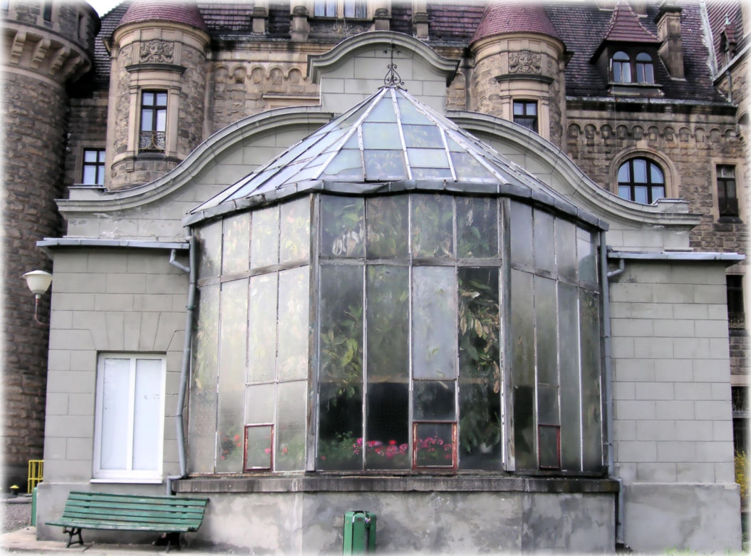 Metamorfoza Zamku w Mosznej. Z sanatorium w bajkowy hotel - tak przez lata zmieniał się jeden z najbardziej czarujących budynków w Polsce