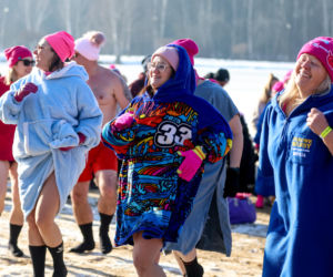 Różowe morsowanie idealne na pomaganie. Trzy Stawy opanowali amatorzy zimnych kąpieli