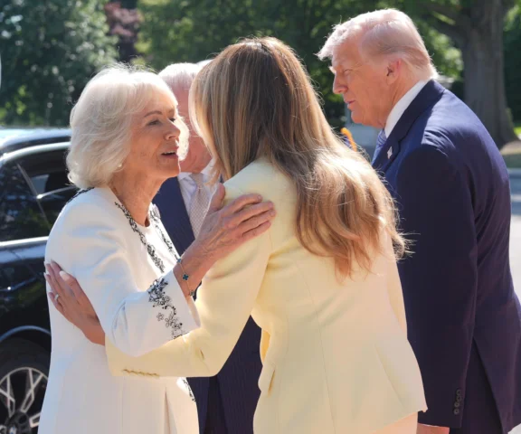 Karol III z wizytą u Trumpa. Melania zaskoczyła strojem