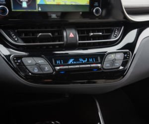 Toyota C-HR 2.0 Hybrid Dynamic Force 184 KM e-CVT vs Mazda CX-30 Skyactiv-X 180 KM 6MT AWD