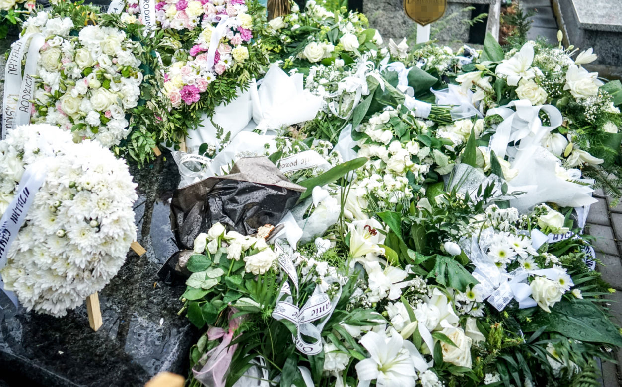 2-letnia Natalka zginęła na oczach taty. Aniołek jest już w niebie. Trumienka utonęła w białych kwiatach