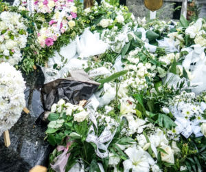 2-letnia Natalka zginęła na oczach taty. Aniołek jest już w niebie. Trumienka utonęła w białych kwiatach