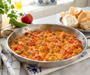 Turecka menemen to nie szakszuka. Ta jajecznica z pomidorami ma być kremowa, nie zapieczona