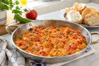 Turecka menemen to nie szakszuka. Ta jajecznica z pomidorami ma być kremowa, nie zapieczona