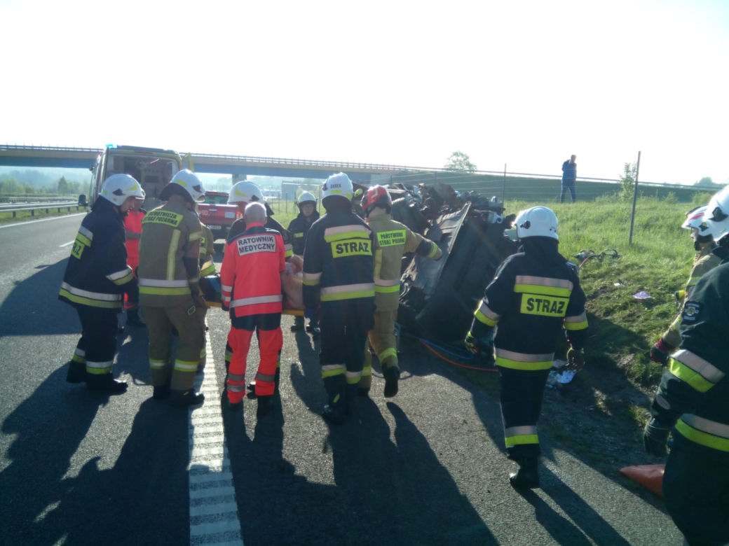 Wypadek na S7 w Kajetanowie koło Kielc. Dachował bus, jedna osoba poszkodowana