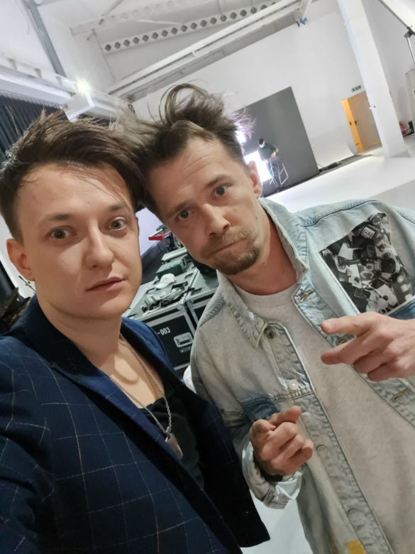 Bartosz Obuchowicz i piękne kobiety w klipie Pawła Tura
