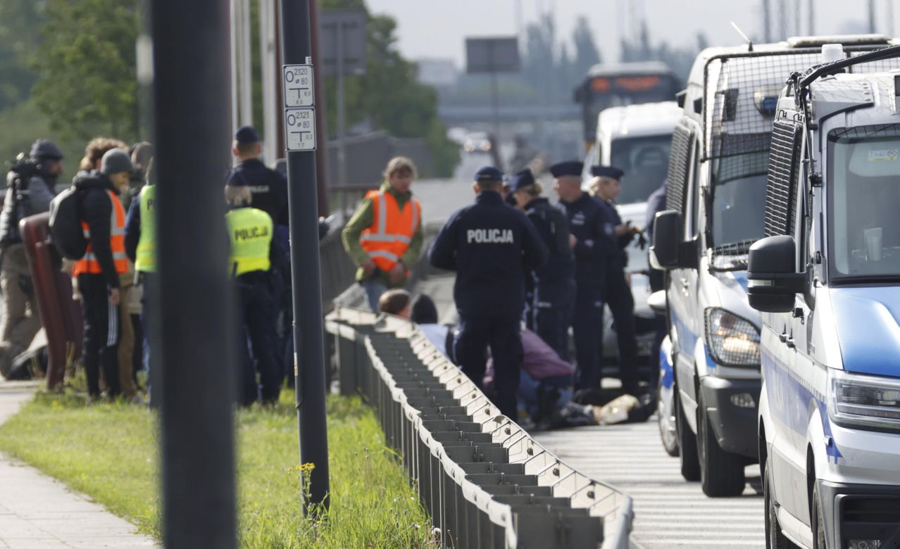 Aktywiści znów blokują Warszawę. Przykleili się do mostu, interweniowało pogotowie