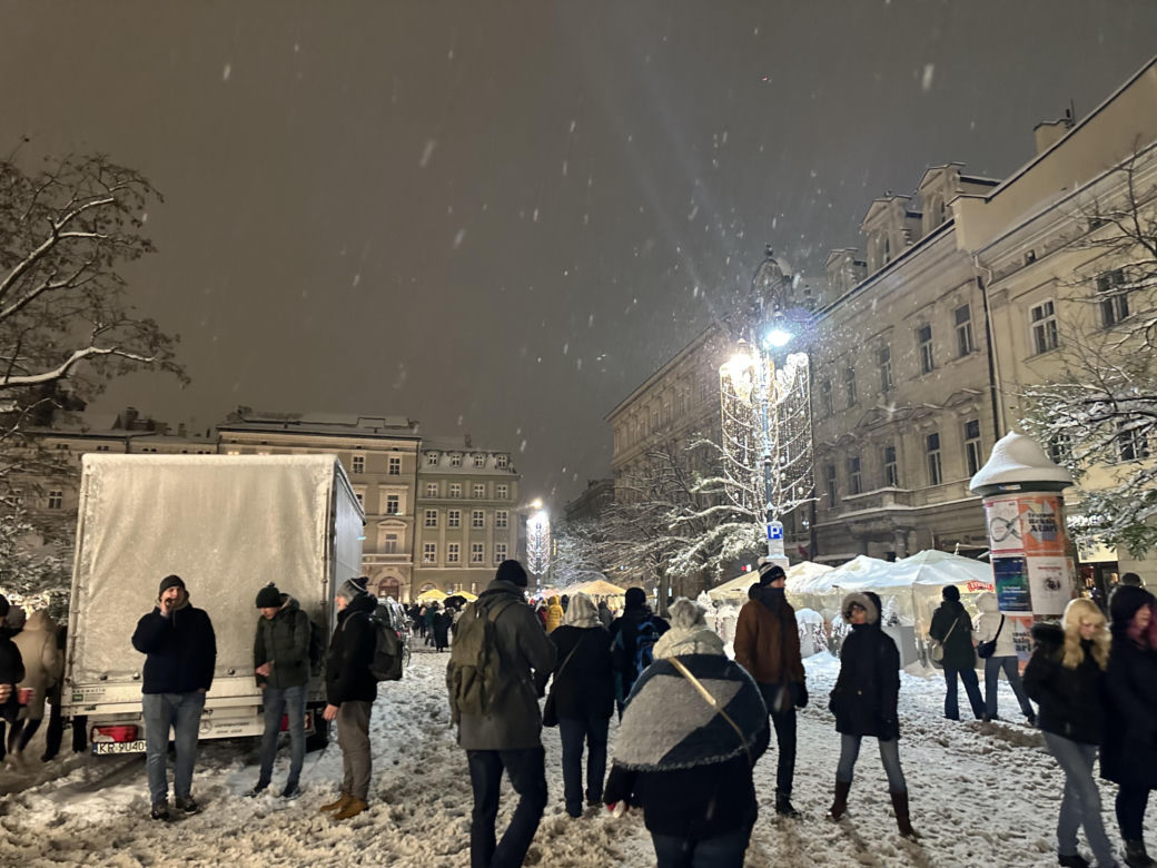 Choinka rozbłysła na Rynku Głównym. Tak wygląda Kraków w zimowej scenerii! 