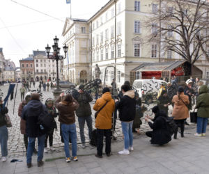 Ochotnicy wyplatają siatki maskujące w Domu Architekta w Baszcie Prochowej we Lwowie