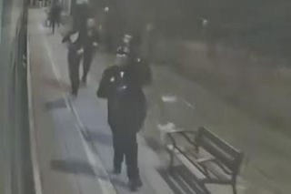 Zmasowany atak pseudografficiarzy na pociąg