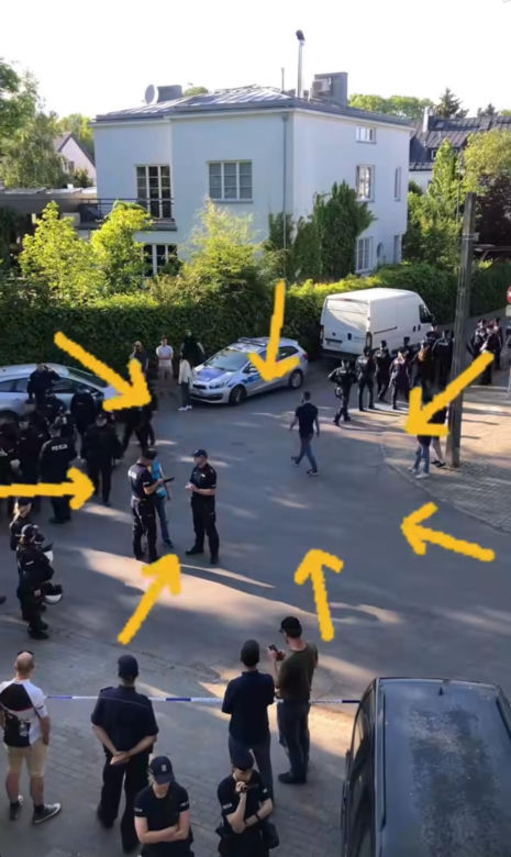 Skłotersi zajęli budynek na Mokotwie. Policja: "Wylewano na nas farbę i fekalia"
