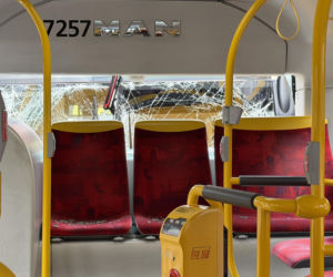 Zderzenie autobusów w Warszawie. Pękły szyby, jedna osoba w szpitalu