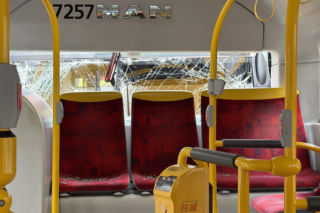 Zderzenie autobusów w Warszawie. Pękły szyby, jedna osoba w szpitalu