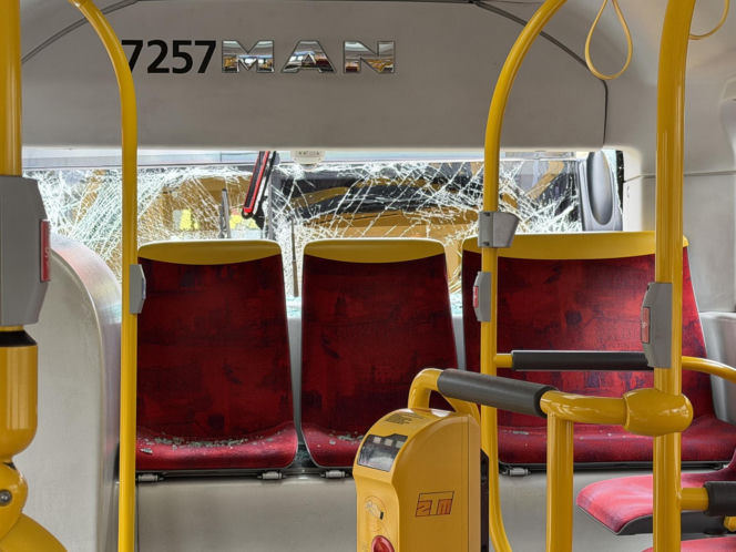Zderzenie autobusów w Warszawie. Pękły szyby, jedna osoba w szpitalu