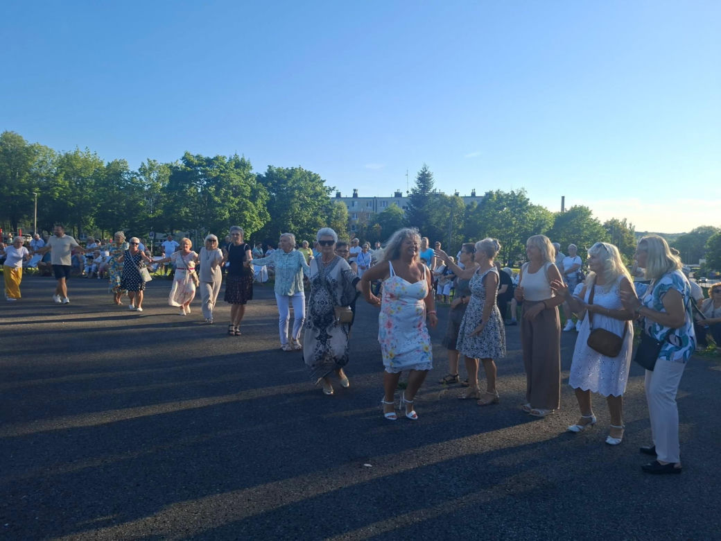 Gorący letni wieczór w Starachowicach! Międzypokoleniowa potańcówka opanowała Szlakowisko [FOTORELACJA]