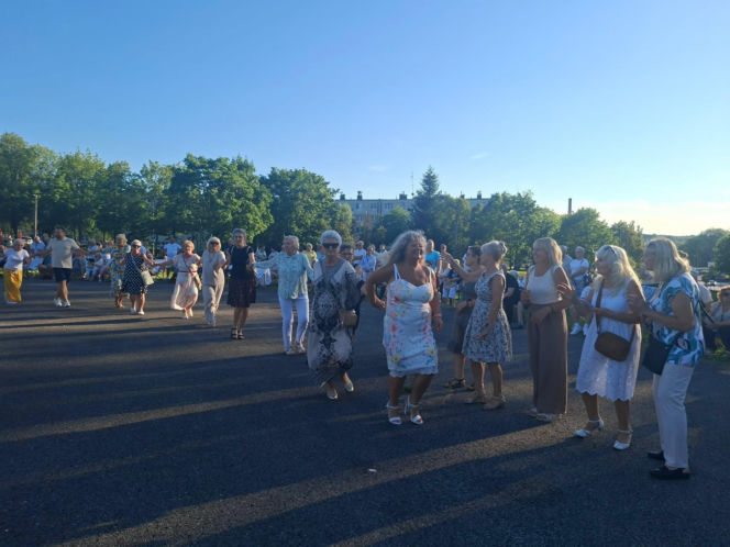 Gorący letni wieczór w Starachowicach! Międzypokoleniowa potańcówka opanowała Szlakowisko [FOTORELACJA]