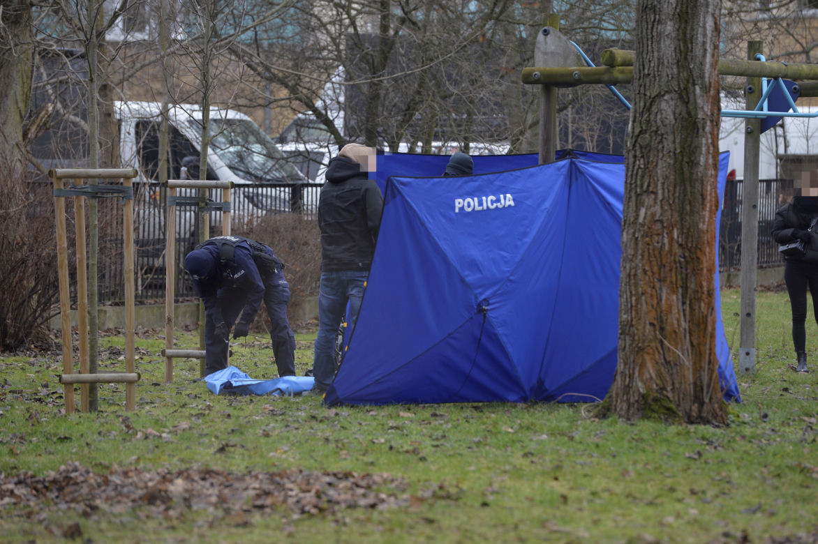 Tragedia na Mokotowie. Zwłoki młodziutkiej kobiety na szkolnym boisku
