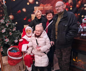 Święty Mikołaj Biedronki odwiedził świętokrzyskie miasto. Zobaczcie co działo się w wiosce przed sklepem