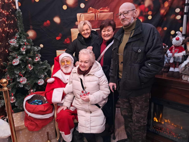 Święty Mikołaj Biedronki odwiedził świętokrzyskie miasto. Zobaczcie co działo się w wiosce przed sklepem
