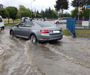 Ulewa w Rzeszowie! Rynny nie wytrzymują od nadmiaru deszczu [ZDJĘCIA,WIDEO]