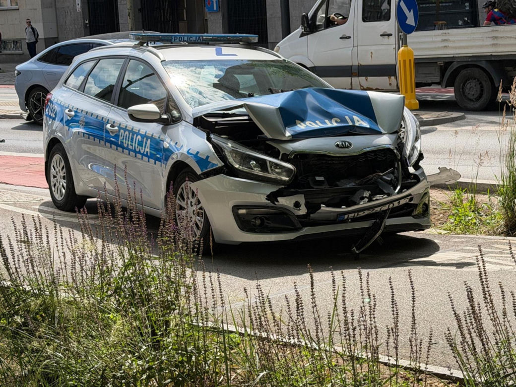 Radiowóz wjechał w elektryka. Niecodzienna kraksa w centrum Warszawy