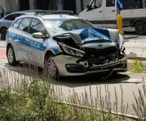 Radiowóz wjechał w elektryka. Niecodzienna kraksa w centrum Warszawy