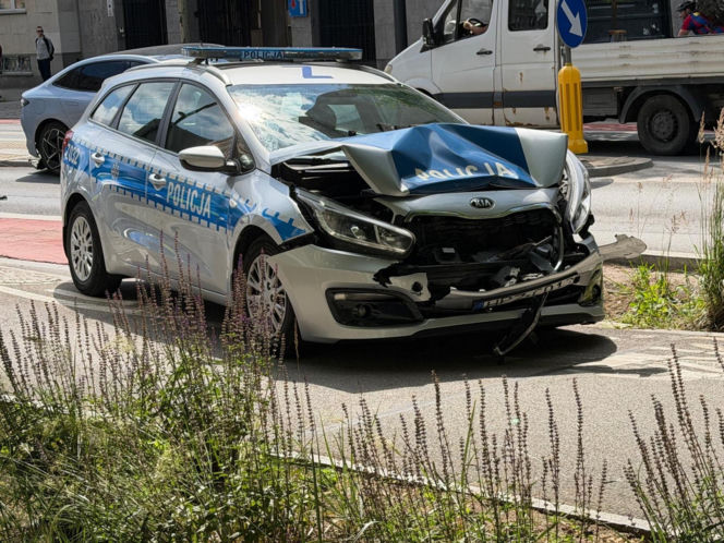 Radiowóz wjechał w elektryka. Niecodzienna kraksa w centrum Warszawy