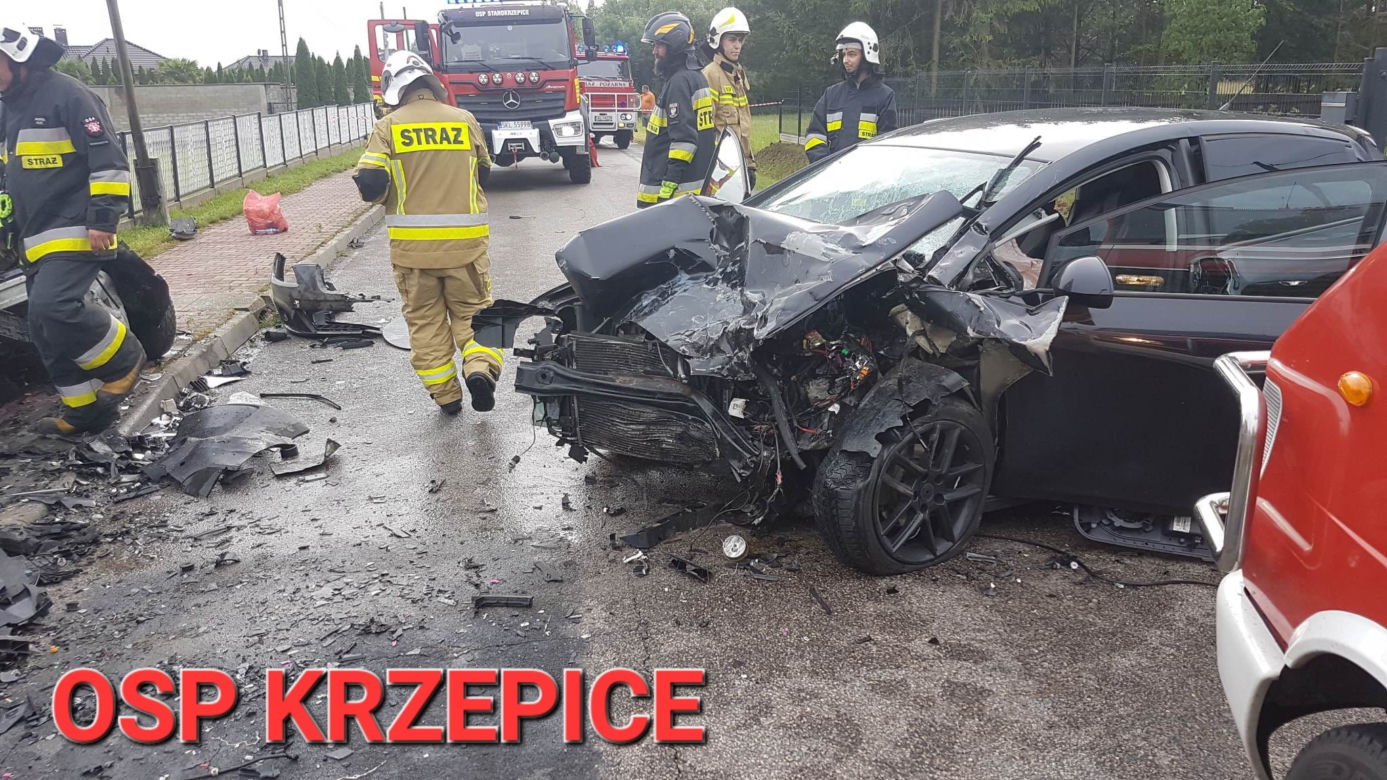 Zderzenie czołowe samochodu osobowego i dostawczego fiata. Trzy osoby trafiły do szpitala