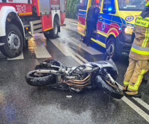Białki: Motocyklista uderzył w samochód, 22-letnia pasażerka trafiła do szpitala