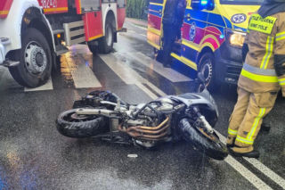 Białki: Motocyklista uderzył w samochód, 22-letnia pasażerka trafiła do szpitala