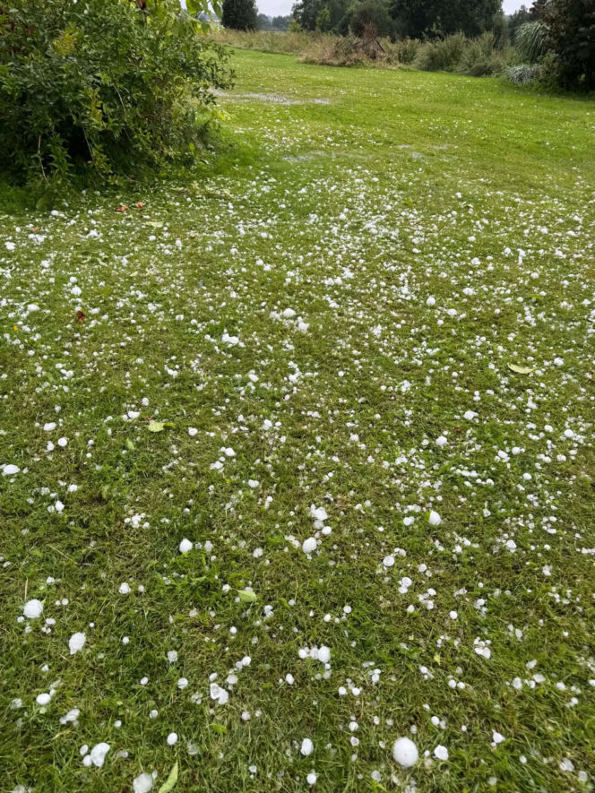 Gradobicie na Mazurach. Kule lodu wielkości pięści niszczyły dachy i samochody!