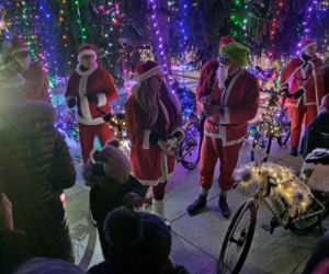 Mikołaje na rowerach wkręciły Łomżę w świąteczny klimat!