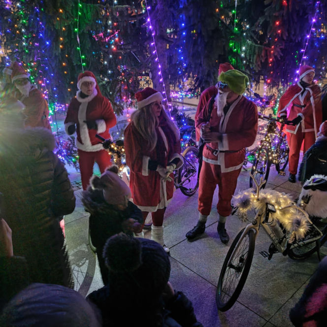 Mikołaje na rowerach wkręciły Łomżę w świąteczny klimat!