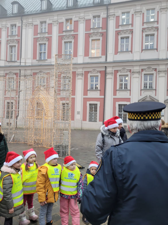 Poznańskie koziołki w świątecznych kubrakach