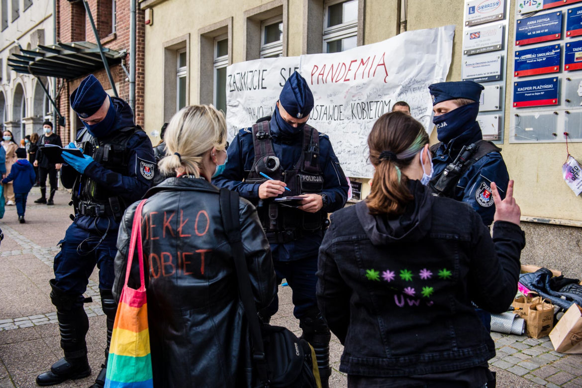 Strajk Kobiet: Protest w Gdańsku! Policja użyła gazu. 4 osoby zatrzymane [ZDJĘCIA]