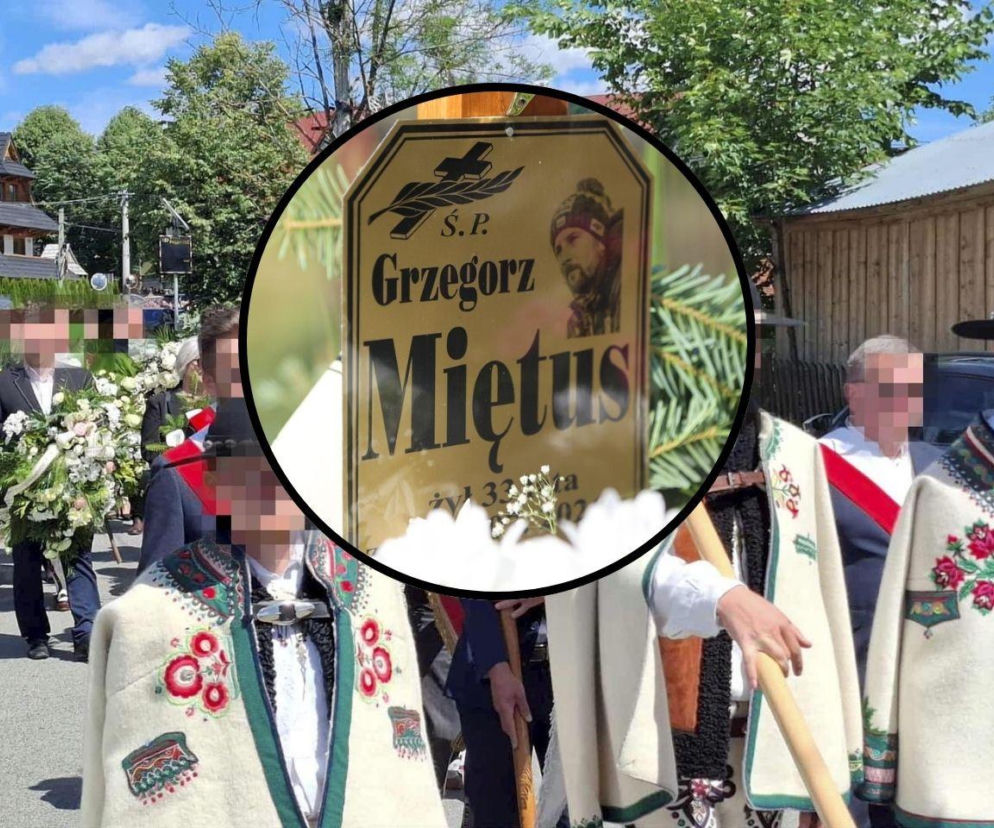Kondukt pogrzebowy w Dzianiszu. Na miniaturze tabliczka z krzyża Grzegorza Miętusa. O pożegnaniu skoczka przeczytasz na SE.