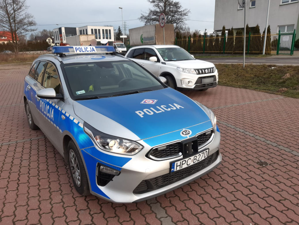 Tafla lodu spadła wprost na auto! To mogło skończyć się TRAGICZNIE [ZDJĘCIA] 