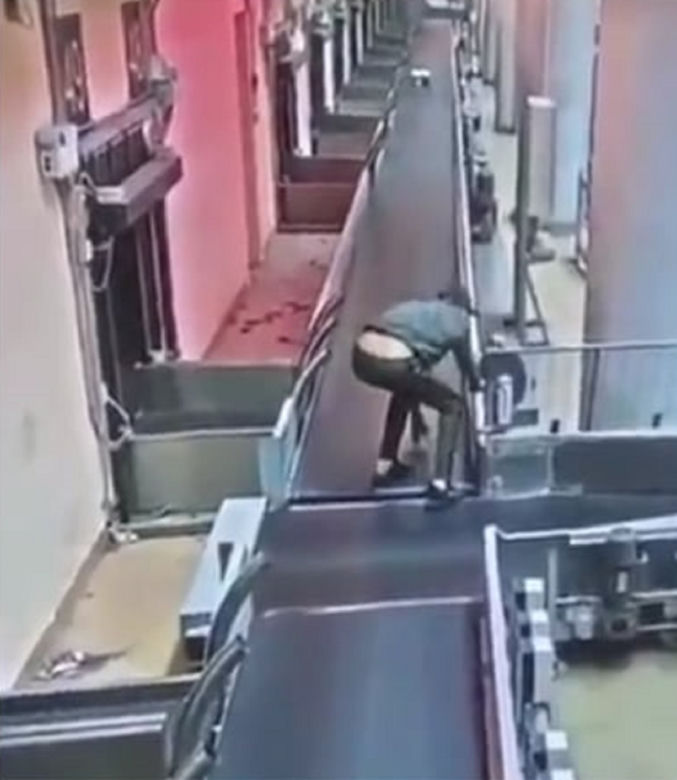 Spóźnił się na samolot do Rzeszowa. Wszedł na taśmę bagażową jak Bruce Willis