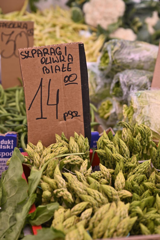 Truskawki po 8 zł, kalafior po 12 zł. Sprawdziliśmy ceny na stołecznych bazarach. Są zaskoczenia! 