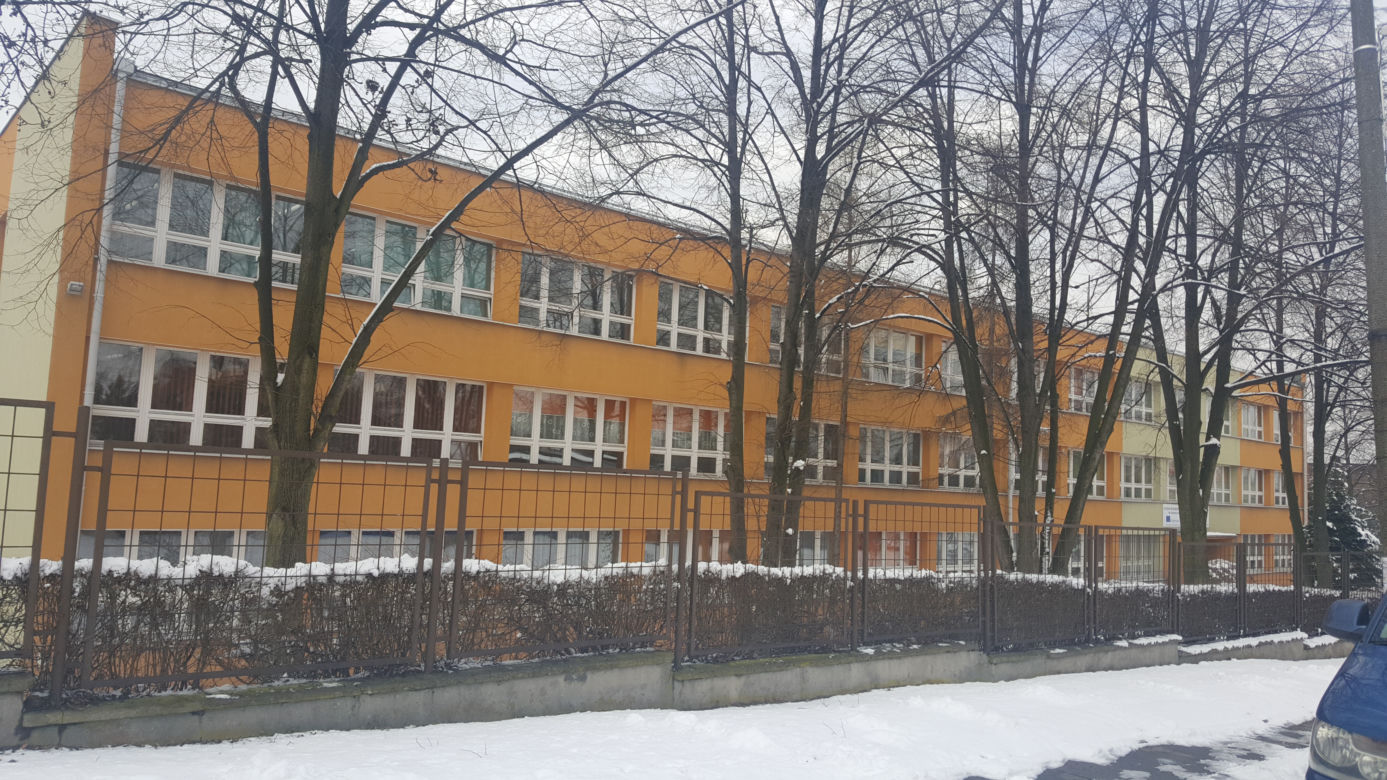 Mieszkańcy Dąbrowy Górniczej nie chcą masztu nadawczego na budynku szkoły