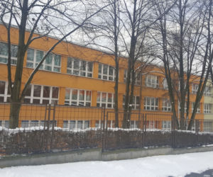 Mieszkańcy Dąbrowy Górniczej nie chcą masztu nadawczego na budynku szkoły