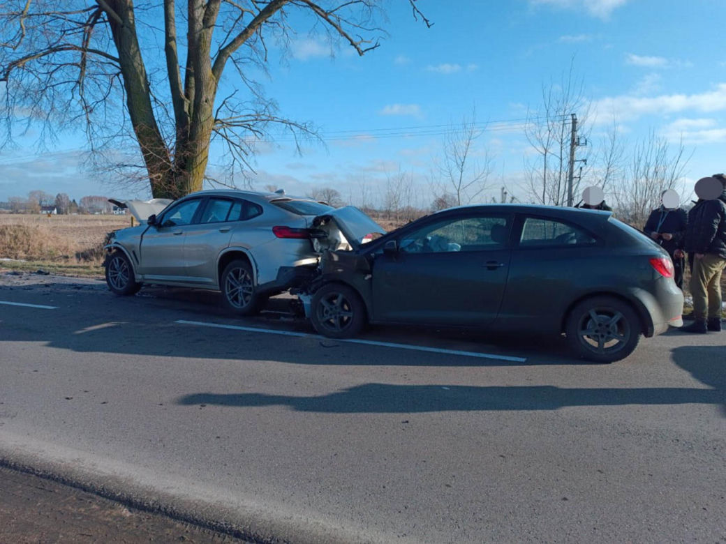 Potworny wypadek pod Siedlcami. Auto rozpadło się na pół!