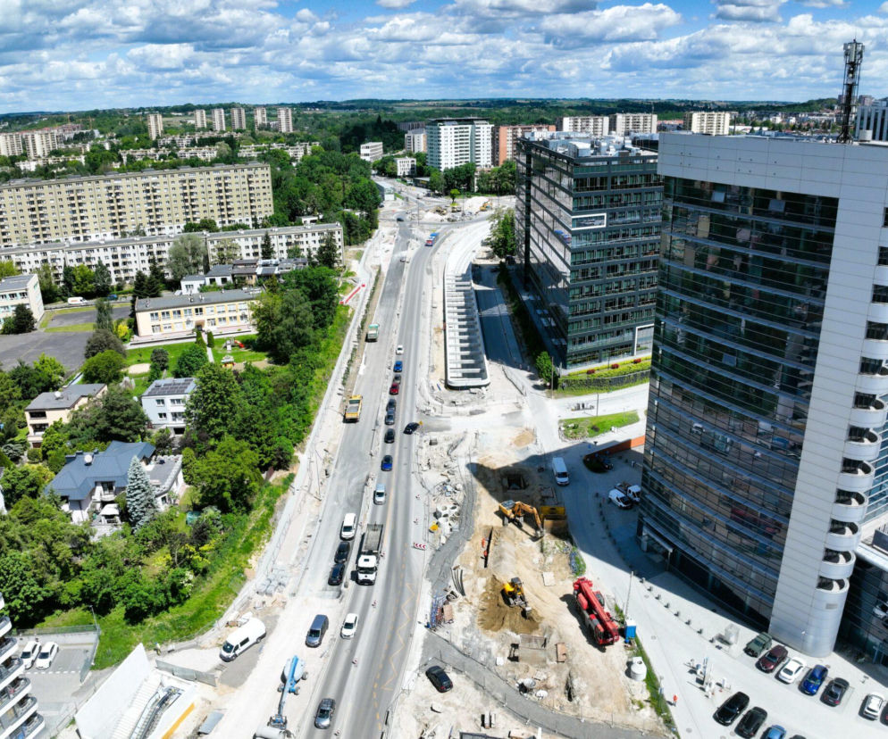 Widok z góry na plac budowy tramwaju do Mistrzejowic w Krakowie. O opóźnieniach na tej trasie przeczytasz na Architektura.