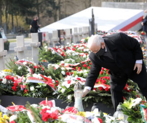 Jarosław Kaczyński podczas uroczystości złożenia kwiatów pod pomnikiem Ofiar katastrofy smoleńskiej, na pl. Piłsudskiego w Warszawie